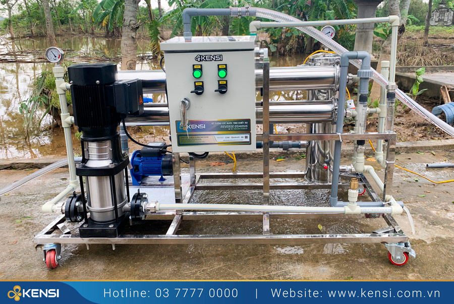 Hệ thống lọc nước cung cấp nước sạch cho người dân vùng lũ