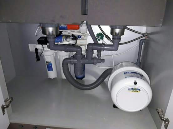 Lắp đặt máy lọc nước chung cư RO 7 cấp đồng hồ, đèn báo gọn gàng trong khu vực gầm chậu rửa nhà bếp