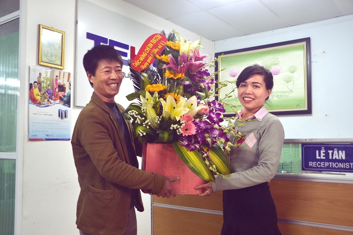 Đại diện phái đẹp công ty nhận bó hoa tươi thắm từ PGĐ Bùi Quang Lộc