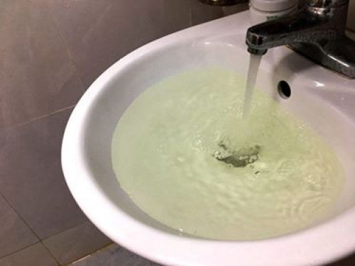 Nước sinh hoạt bẩn ở chung cư